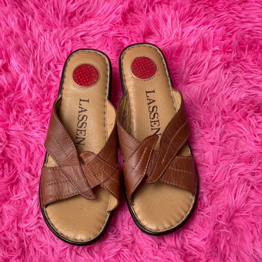 Laden crossing petals slide sandals with cushioned heel size 7